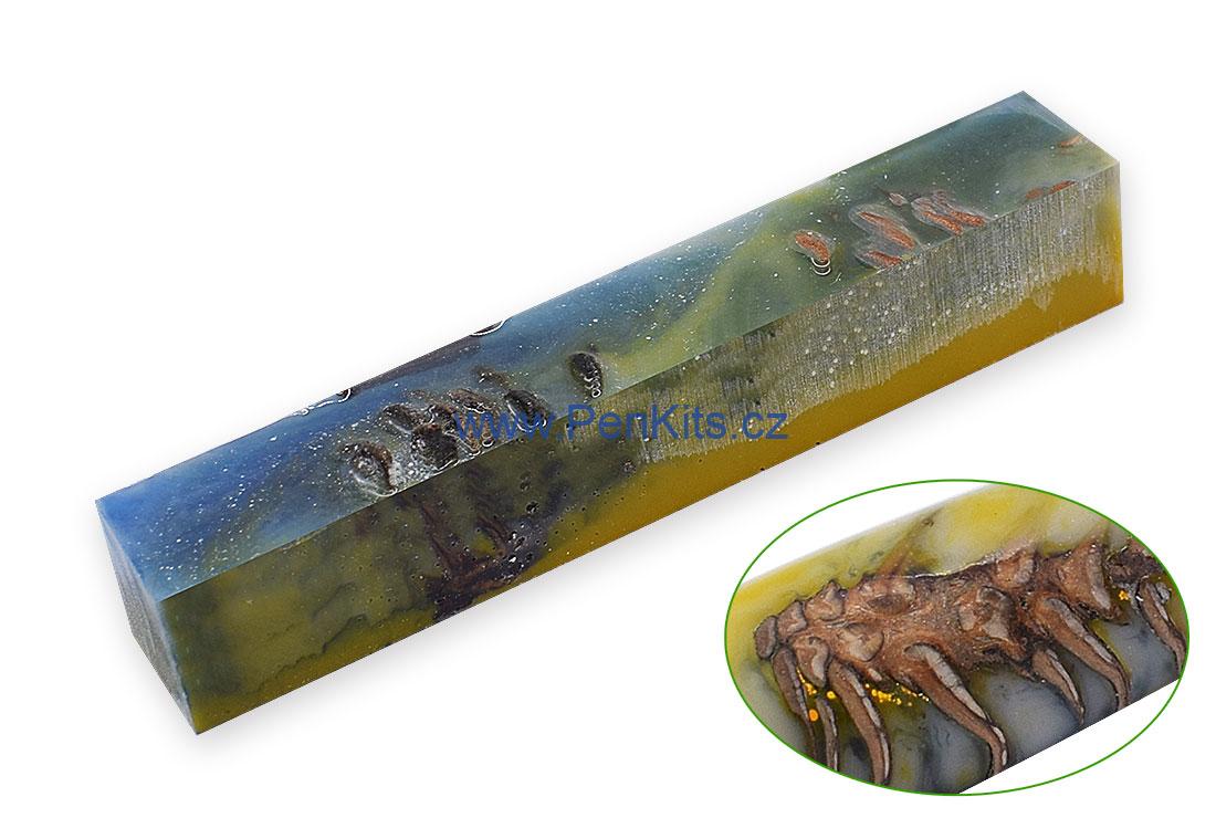 Polotovar epoxidová pryskyřice a borovicové šišky. Žlutá, bílá a modrá barva